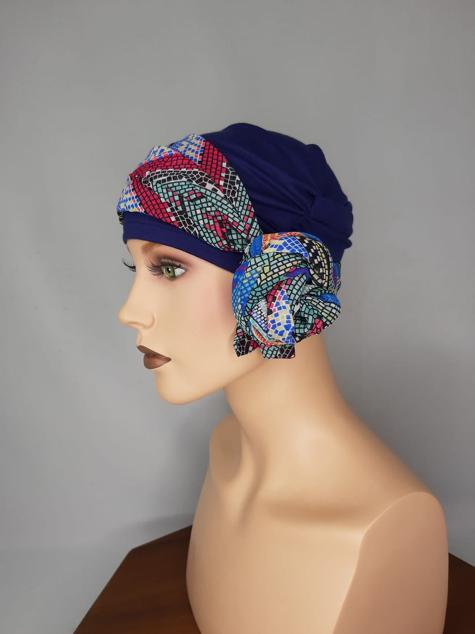 Miniatura: turbante en base de tela de bambú , color azul marino con pañuelo estampado en colores de moda