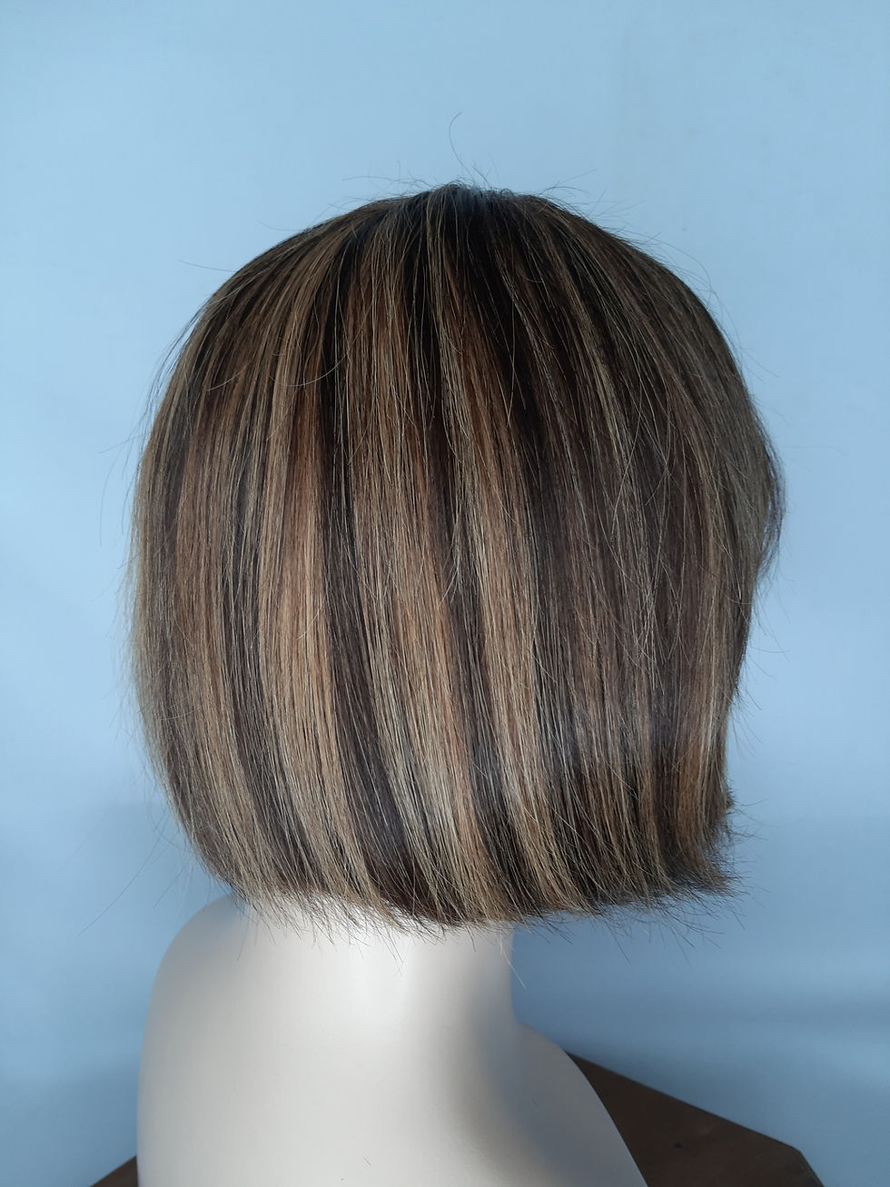 Miniatura: Peluca natural corte bob ,disponible en CASTAÑO Claro con iluminaciones miel y rubias,indetectable con monofilamento y lace