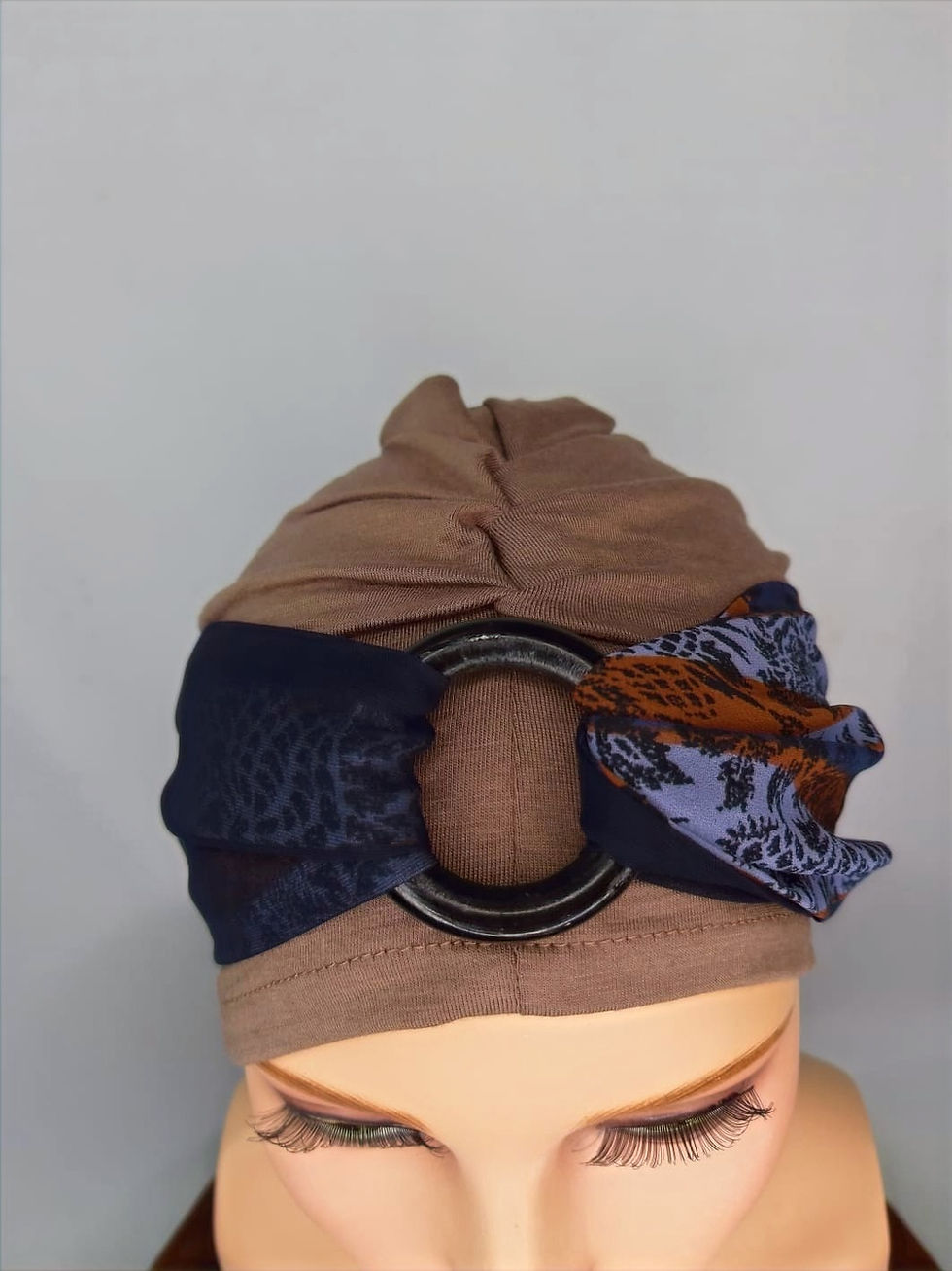 Miniatura: gorrita en base de tela de bambú especial para oncología color chocolate con pañuelo