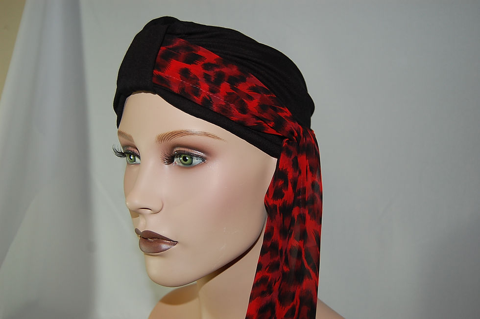 Miniatura: Turbante de gorrita hecha en tela de bambú color negro con pañuelo animal print fondo rojo,