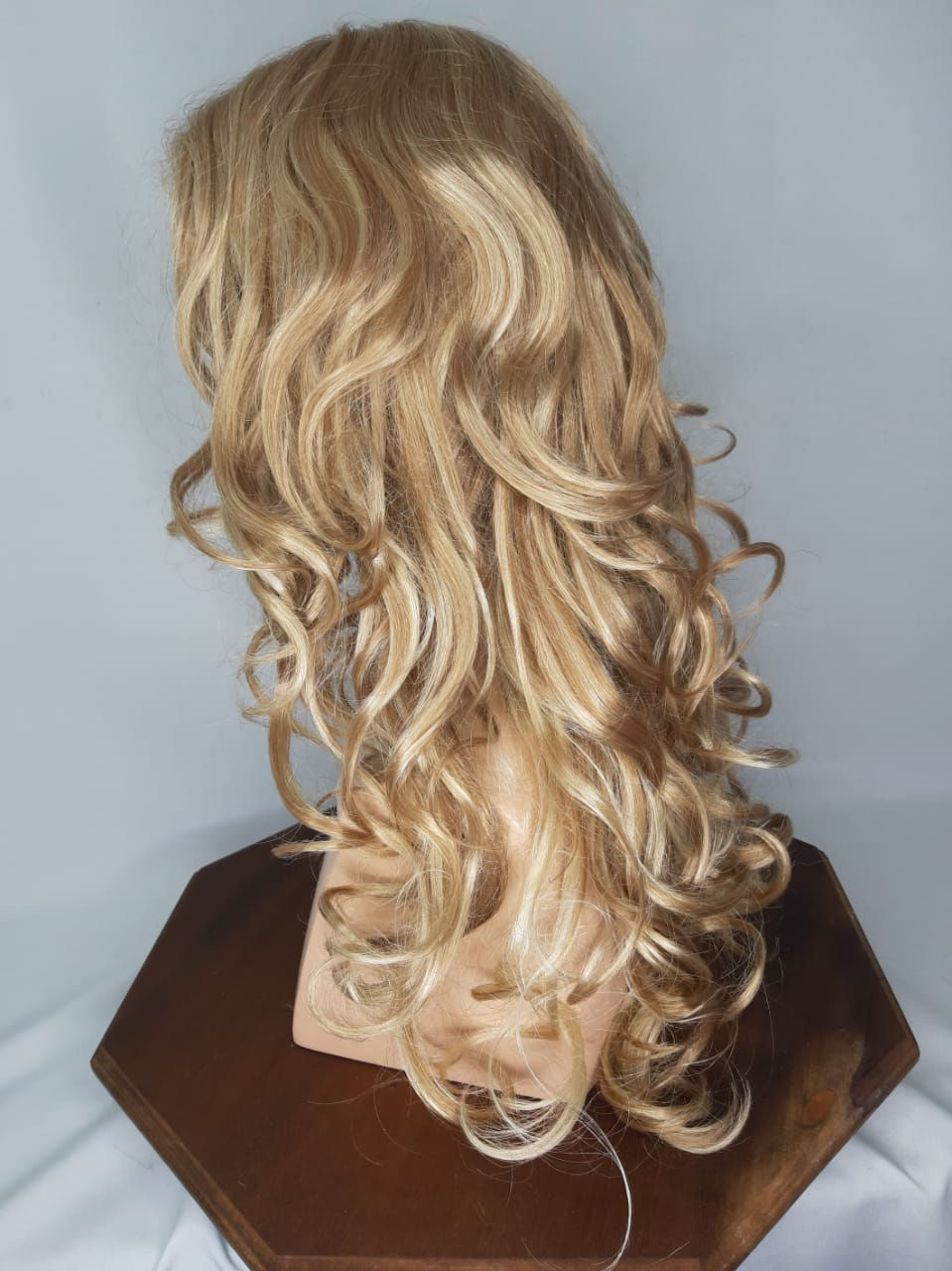 Miniatura: PELUCA ONDULADA RUBIA INDETECTABLE CON EFECTO DE RAYA , MUY NATURAL DE FIBRA DE ALTA GAMA COLOR RUBIO PLATINADO