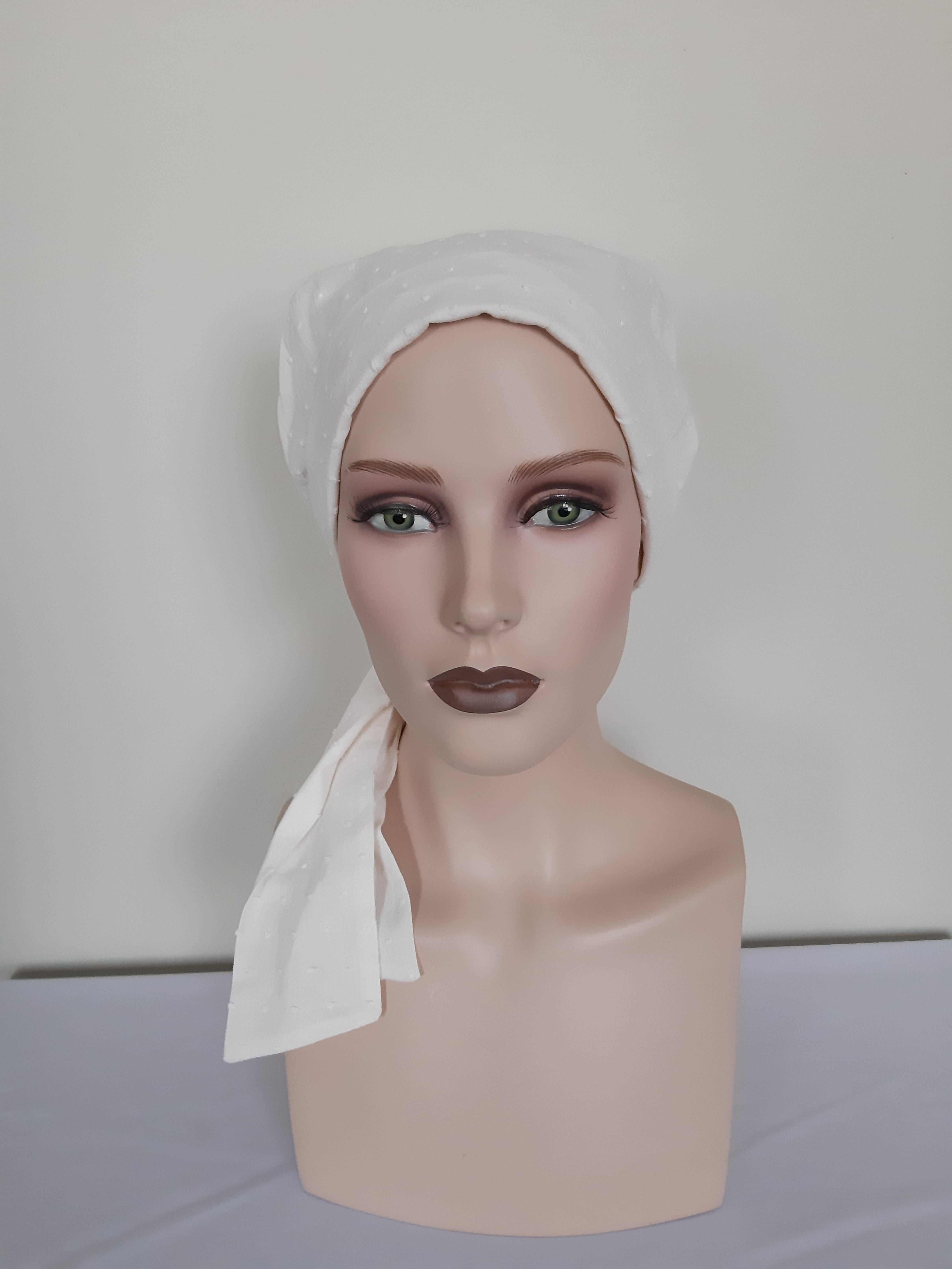 Turbante  de tela  de crema , para personas que estén pasando por un tratamiento de quimioterapia