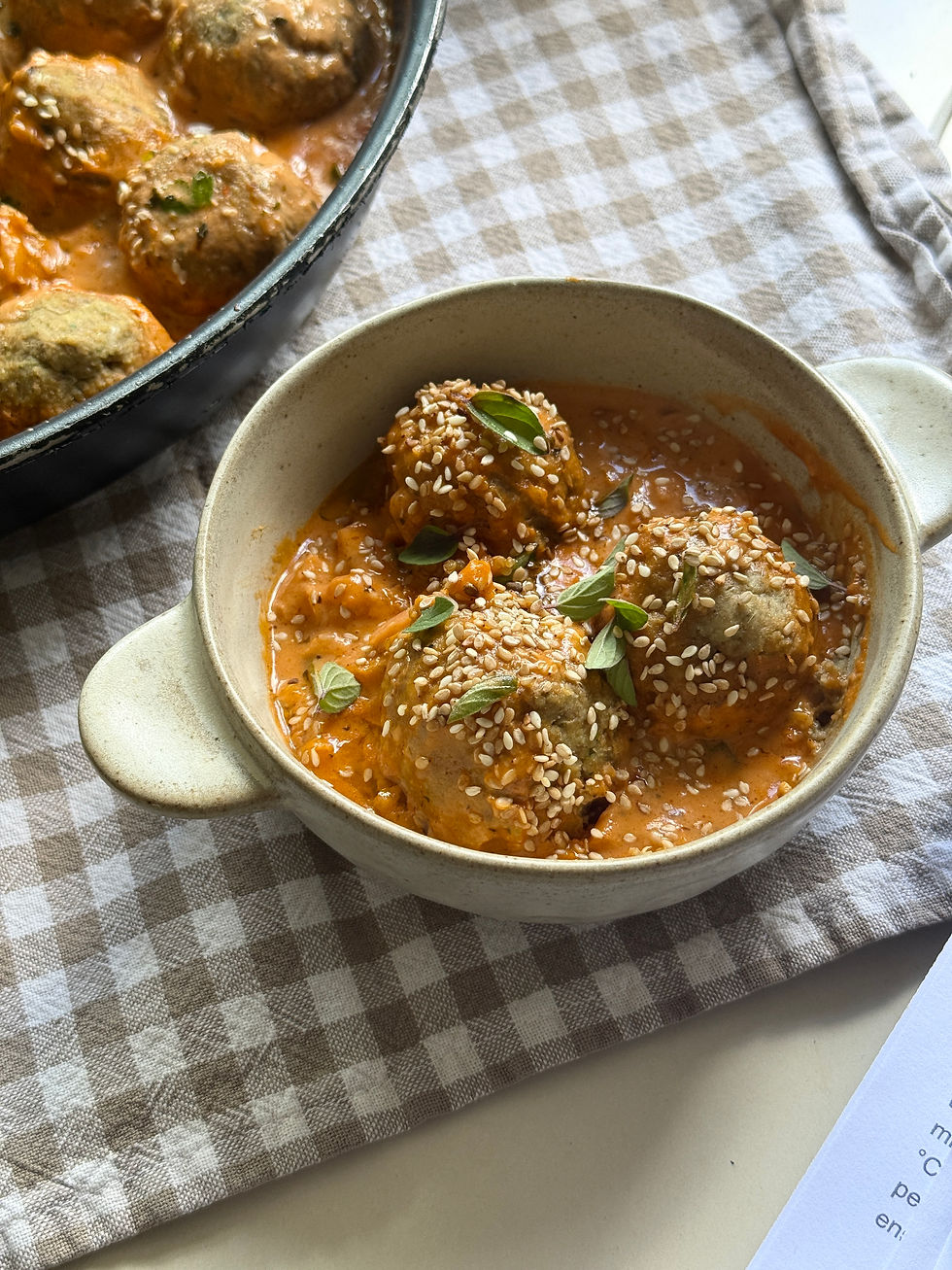 Albóndigas de lentejas con tomate seco y parmesano, en salsa de tomate y coco