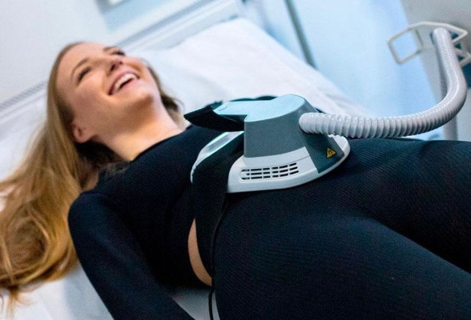 HI-EMS-behandeling met een applicator op de buik voor spierstimulatie