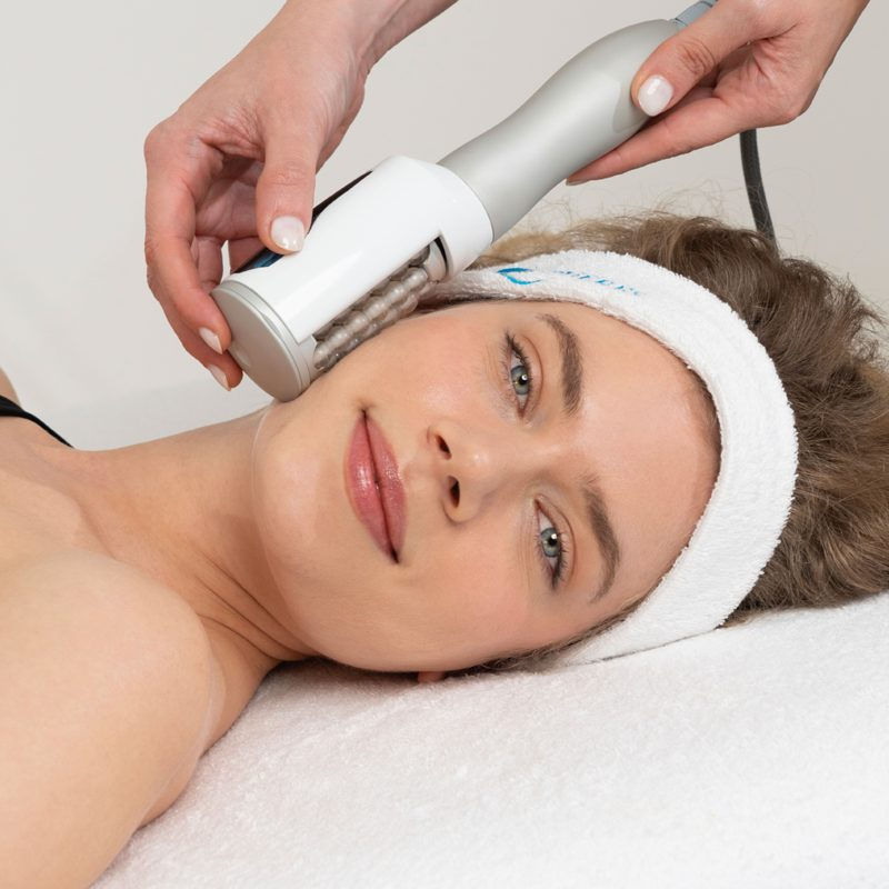 Endospheres® gezichtsmassage met de kleine gezichtsbehandelkop langs de wang