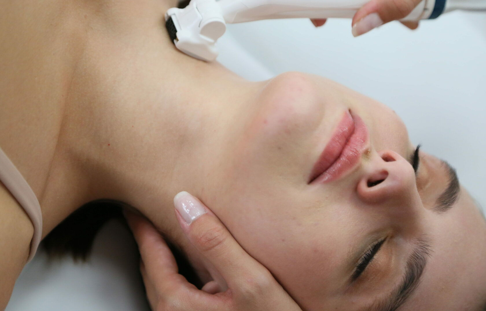 Icoone® gezichtsbehandeling met een kleine massagekop langs de kaaklijn