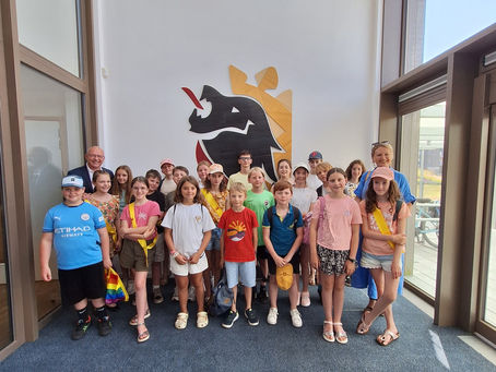 Le Conseil Communal des Enfants de Sombreffe devant le logo de la Province de Namur