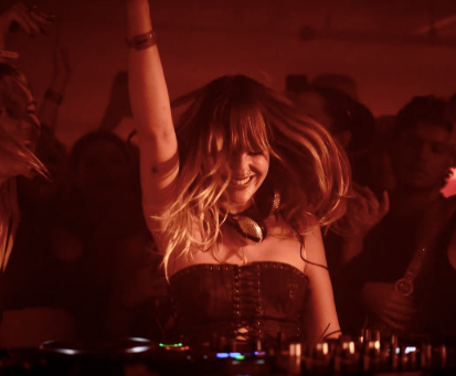 VICTORIA TAKES A WHITE-HOT JOURNEY FROM TECHNO’S DARK DEPTHS TO JUMP-UP EUPHORIA IN THE MIXMAG LAB @ ADE – STREAM NOW!