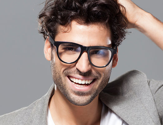 Modelo masculino con gafas