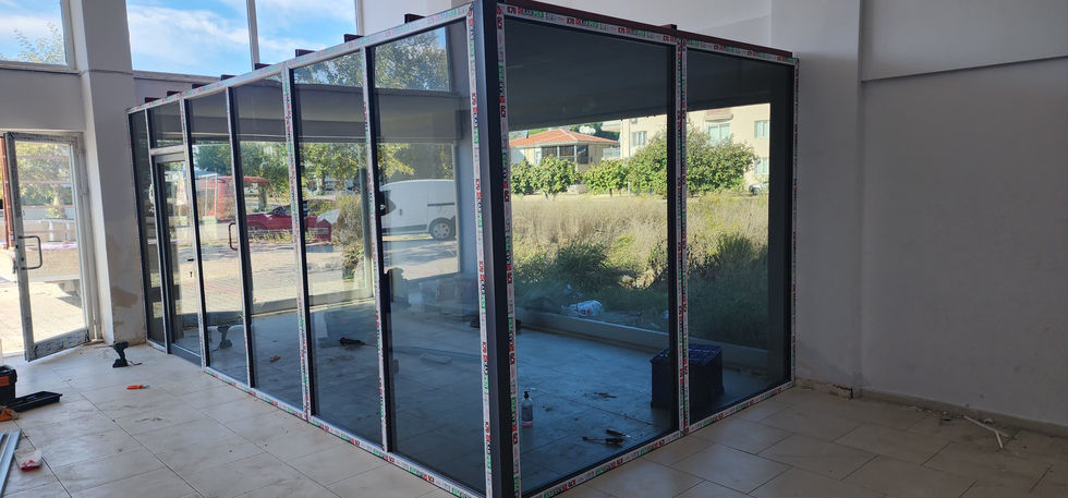 Kadriye Antalya PVC antrasit ofis cam bölme doğrama montajı – modern ofis iç oda uygulaması