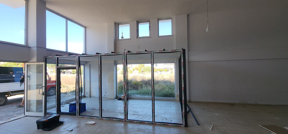 Kadriye Antalya modern antrasit PVC cam ofis bölmesi – kurumsal iç mekan doğrama uygulamas