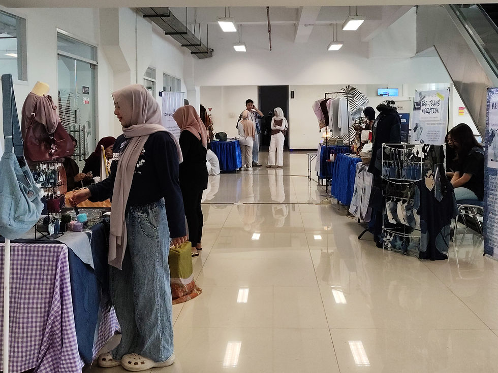 Suasana pameran GTG x YQ 2026 yang menghadirkan berbagai UMKM, komunitas kreatif, dan generasi muda dalam upaya mendorong inovasi berbasis keberlanjutan. (Foto: Yulian Aditya) 