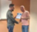 le formateur epsylone sylvain solfrini délivrant un diplome a un stagiaire