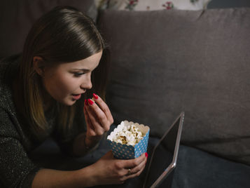 Cómo influyen las películas, series y TikTok en tu idea de amor propio