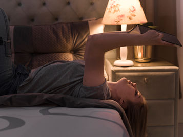 Cuando tus pensamientos no te dejan dormir: guía para calmar la mente nocturna