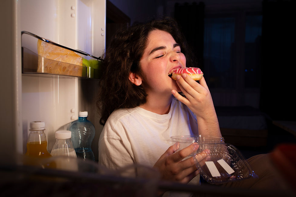 ¿Comer en las noches engorda realmente? La verdad detrás de este dicho