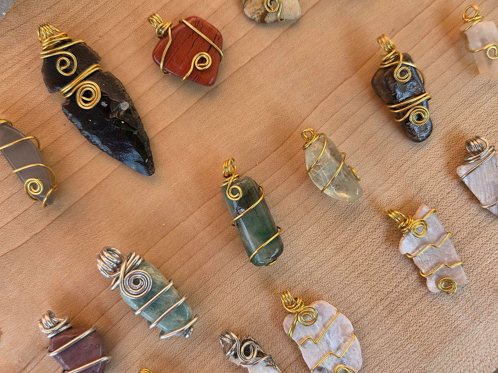 Pendentifs en pierre faites à la main par Yinat Jewellery.