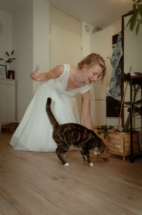 bruid met kat - bruiloft - trouwen - documentaire foto - cinematisch - tijdloos
