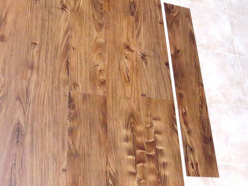 Piso de vinilo texturado Earthwerks simil madera.