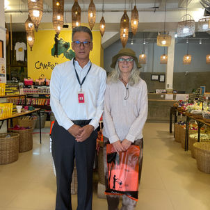 [Customers from the United States visiting our store and making purchases]