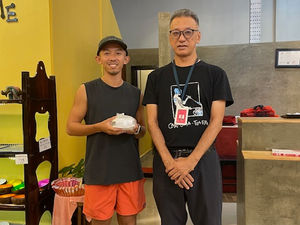 【アンコールタイガーFC 背番号８番　桝谷岳良選手の当店へ来店】