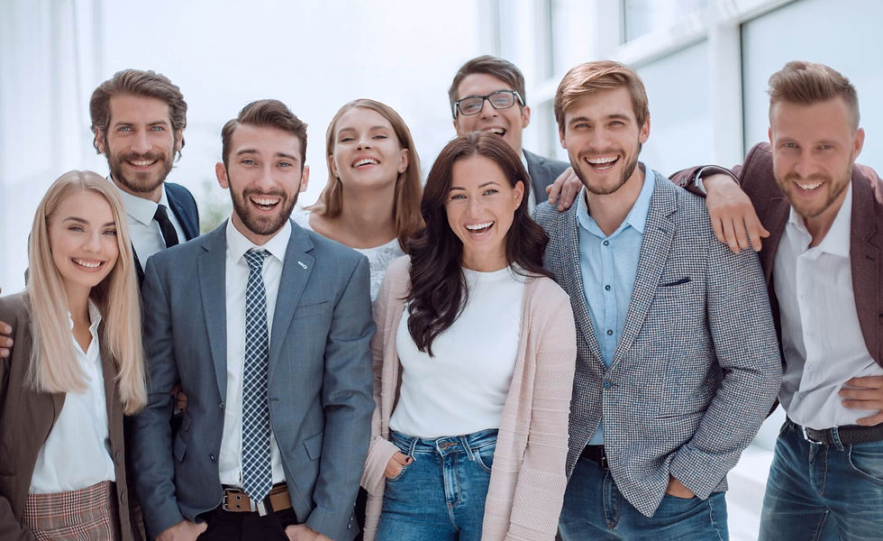 Groupe d'apprenant-e-s affichant un sourire