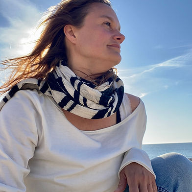 Andrea Kampermann am Strand in der Natur.