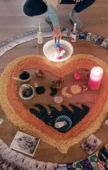 Altar eines Frauenkreises mit Kerzen, Blumen und Naturmaterialien.