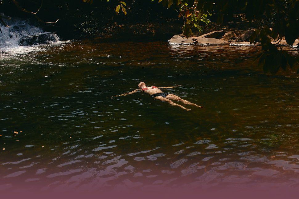 frau-im-wasser-uebergang-744554.jpg