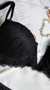 Lingerie feita com arco metálico e tecido em renda preta.