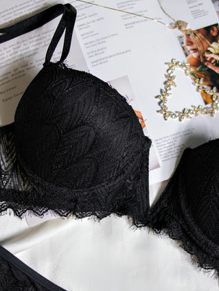Lingerie feita com arco metálico e tecido em renda preta.