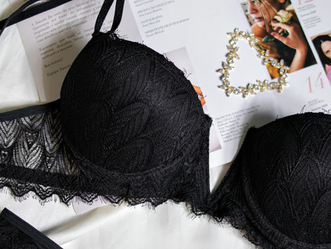 Lingerie feita com arco metálico e tecido em renda preta.