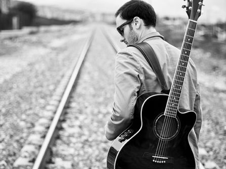 Cinco errores comunes al aprender a tocar la guitarra.