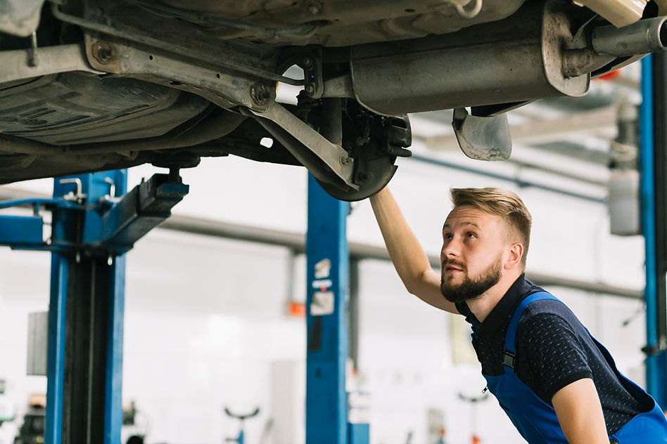 meccanico-auto-che-osserva-la-sentina-dell-auto.jpg