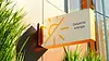 Placa com símbolo e logotipos.webp