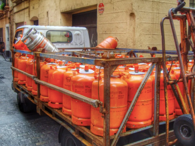 A truck delivering bombonas