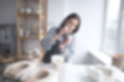 Femme peignant des poteries