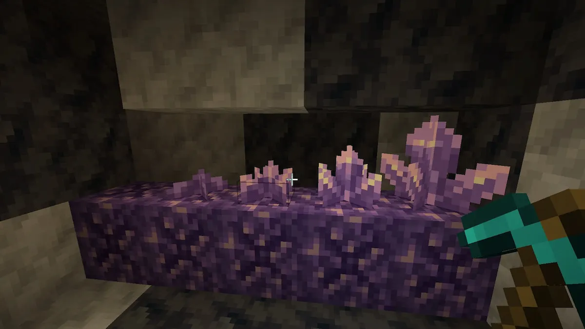 A Minecraft player using Inventory Tweaks to sort their inventory.