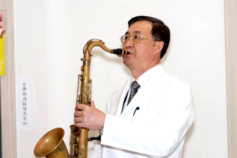陳總院長喜好吹薩克斯風，經常公益演出