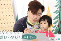 帶孩子吃飯彷彿打仗，捏食物、玩湯匙、連食物也掉滿地！

彷彿馬拉松賽跑般的孩子吃飯狀況，很容易讓照顧者們一個瞬間就忽然很想大崩潰（嘆），通常伴隨而來的心情會有自責、罪惡感，覺得怎麼對孩子發脾氣等等，別忘了，照顧者也是人，這些心情與感受，都是很正常的，最重要的是，當情緒產生時，我們採取的行動與做法。