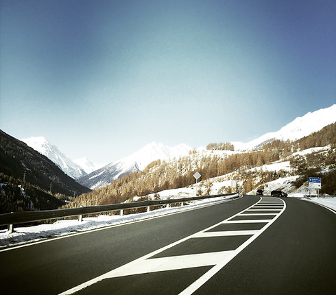 Autobahn in Österreich winterlciheLandschaft