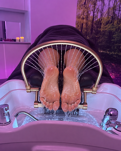 jets d'eau sur la plante des pieds sous l'arceau du Foot spa