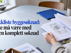 Byggesøknadspapirer samlet på arbeidsbordet