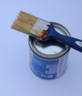 Lata de pintura y pincel