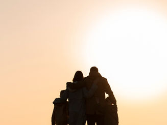 Imagen de familia viendo atardecer