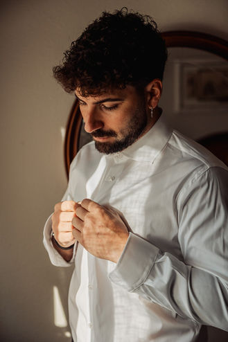 Preparativos del novio en Azagra Navarra para la boda en Restaurante Marisol