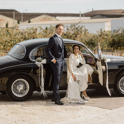 Boda de Nerea y Alfonso, ceremonia en iglesia San Bartolomé de Aldeanueva de Ebro, La Rioja. Celebración y fiesta en restaurante Marisol de Cadreita, Navarra. Postboda en Aldeanueva de Ebro y Monasterio de Nuestra Señora de Vico de Arnedo, La Rioja.