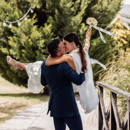 Rauqel y Samuel durante su sesión de fotografía en su boda celebrada en restaurante Chef Nino, Calahorra, La Rioja