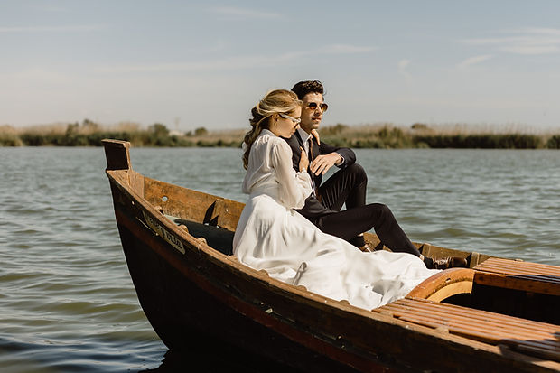 Novios disfrutando de su paseo en barca en su boda