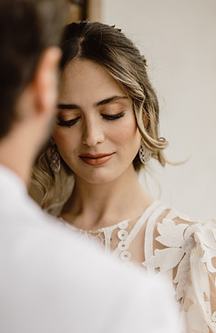 Novia en actitud emotiva el día de su boda.